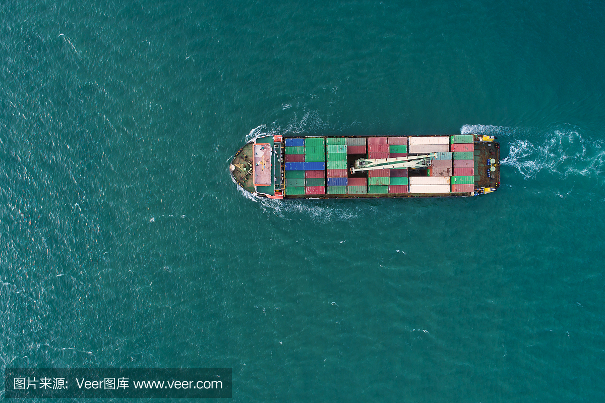鸟瞰图集装箱船到海港装载集装箱,供进出口或运输。物流运输业务。港口贸易,港口货物运输,国际运输。