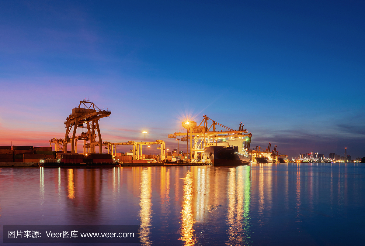 集装箱货轮是从事进出口业务和物流国际货物的城市。日落时用起重机将货物运到港口。